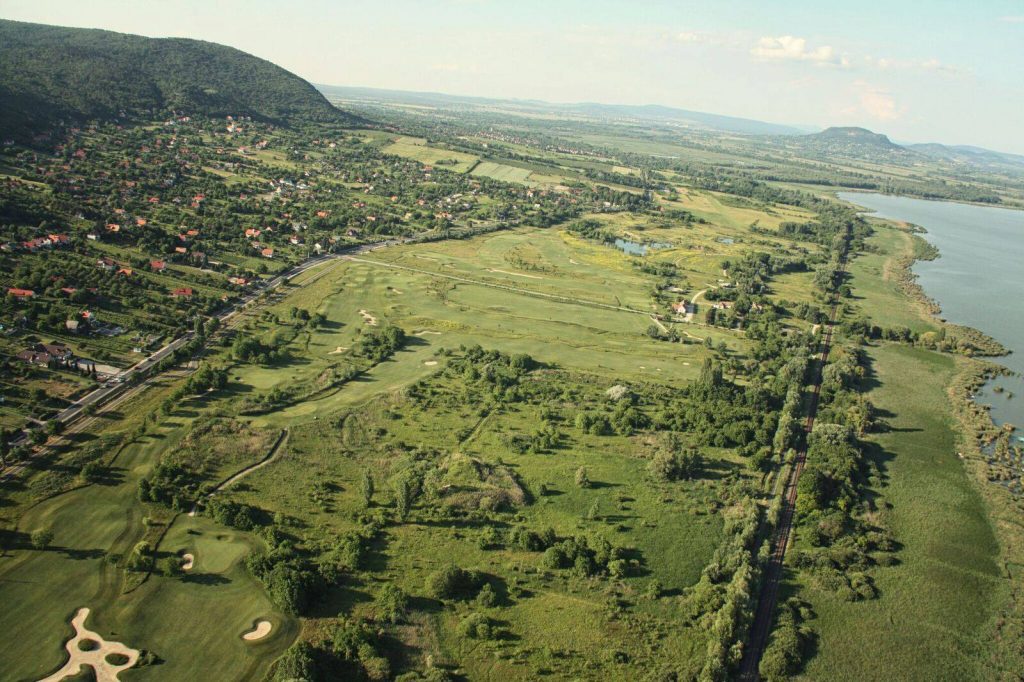 Közvetlen Balaton-parti golfpálya eladó, fejlesztési lehetőségekkel